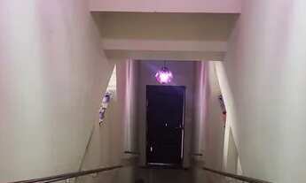 Imagem 2: Casa tipo sobrado, 2 qts, 2 bahs, com excelente cobertura, com pequena cozinha, banheiro