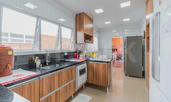 Imagem 5: Casa de condomínio para venda possui 370 metros quadrados com 4 quartos