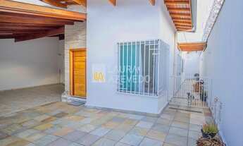 Imagem: Uma casa térrea que te abraça. 4 quartos