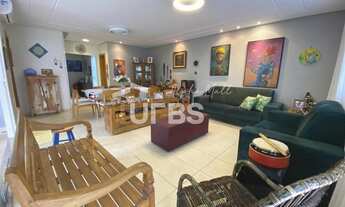 Imagem 2: Casa de condomínio para venda tem 246 metros quadrados com 5 quartos