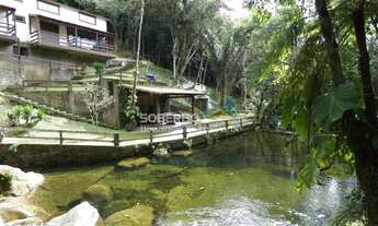 Imagem: Sítio com Cachoeira e Piscina Natural