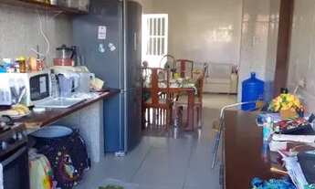 Imagem 4: Casa pé na rua. Ônibus passa na porta