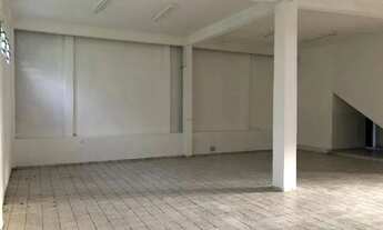 Imagem 6: Galpão com banheiro, no centro de Manaus