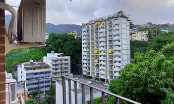 Imagem 3: Apartamento reformado com varanda, 2 quartos (1 suíte), vaga e dependência completa!