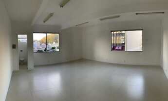 Imagem 3: Sala comercial com 50 m², reformada, no centro da cidade, localizada no Edifício Centro Em