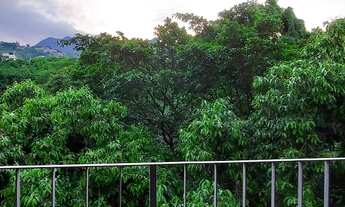 Imagem 2: Apartamento reformado com varanda, 2 quartos (1 suíte), vaga e dependência completa!