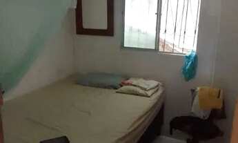 Imagem 3: Casa pé na rua. Ônibus passa na porta