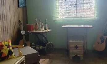 Imagem 3: Casa tipo sobrado, 2 qts, 2 bahs, com excelente cobertura, com pequena cozinha, banheiro