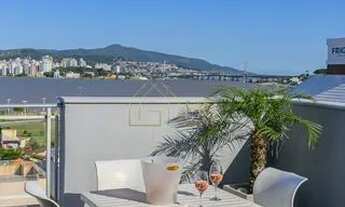 Imagem 3: Cobertura totalmente mobiliada com vista panorâmica da beira mar e ponte Hercilio Luz