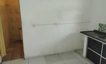 Imagem 6: Uma edícula com dois cômodos e um banheiro grande, quintal