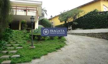 Imagem 3: Casa ensolarada, claridade natural, com muito verde