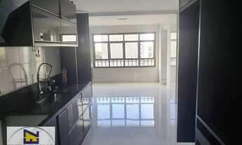 Imagem 7: Apartamento com 228 m² de área útil, 3 vagas, 4 dormitórios (suíte). Condomínio com segura