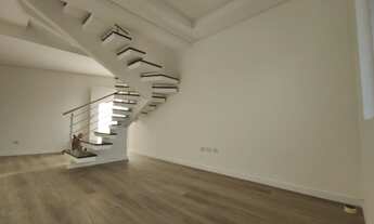 Imagem 3: Sobrado de esquina no Pinheirinho com três quartos e amplo espaço de terreno