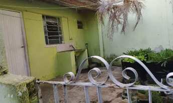 Imagem: Uma edícula com dois cômodos e um banheiro