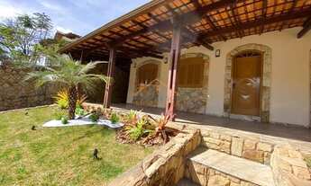 Imagem 2: Casa colonial de 04 quartos, Salas, Varanda, Banheiro, 04 Vagas de Garagem, no Jardim Riac