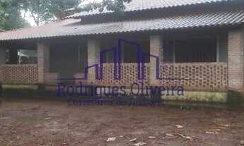 Imagem: Casa com 3 suítes, estilo colonial. Próximo