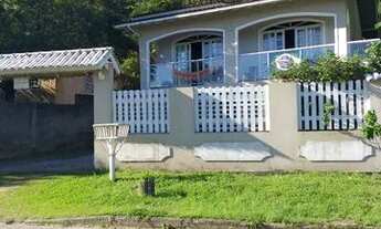 Imagem: Casa com vista para o mar e piscina na Caieira