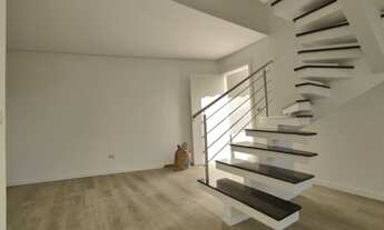 Imagem 4: Sobrado de esquina no Pinheirinho com três quartos e amplo espaço de terreno