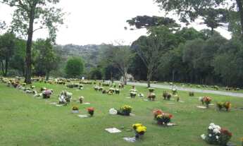 Imagem: Jazigo com Gavetas e Lápide no Cemitério