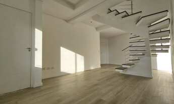 Imagem 2: Sobrado de esquina no Pinheirinho com três quartos e amplo espaço de terreno