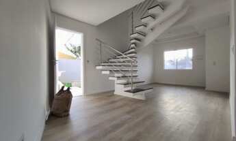 Imagem 7: Sobrado de esquina no Pinheirinho com três quartos e amplo espaço de terreno