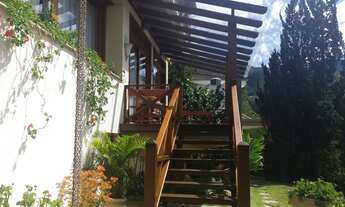 Imagem 6: Casa de condomínio para venda possui 400 metros quadrados com 5 quartos