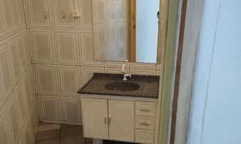 Imagem 7: Uma edícula com dois cômodos e um banheiro grande, quintal