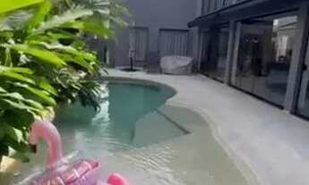 Imagem 2: Casa de condomínio para venda possui 500 metros quadrados com 4 quartos