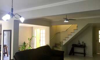 Imagem 3: 3 suítes com armários planejados dentro da casa e uma suíte grande nos fundos