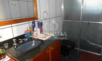 Imagem 2: Casa para comprar no bairro Jardim Itú-Sabará - Porto Alegre com 4 quartos