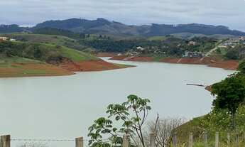 Imagem 2: Terreno pé na água grande