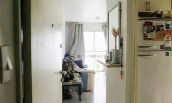 Imagem 2: Apartamento com 1 dormitório, sala ampla para 2 ambientes com sacada, 1 banheiro, 1 vaga d