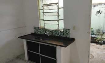 Imagem 5: Uma edícula com dois cômodos e um banheiro grande, quintal