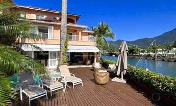 Imagem: Casa de canal com duas vagas de barco