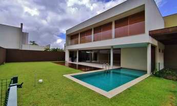 Imagem 2: Casa de condomínio para venda possui 480 metros quadrados com 5 quartos