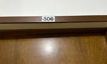 Imagem 2: Apto com 01 dormitório, sala com sacada, cozinha com pia e área de serviço, todo em piso