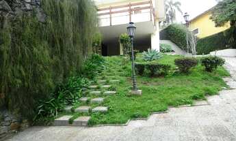 Imagem 4: Casa ensolarada, claridade natural, com muito verde