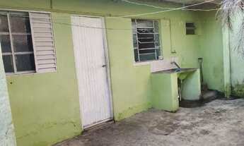 Imagem 3: Uma edícula com dois cômodos e um banheiro grande, quintal