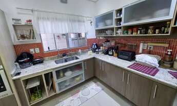 Imagem 4: Linda casa 3 dormitórios sendo 2 suítes com móveis planejados e amplo terreno, bairro Pq O