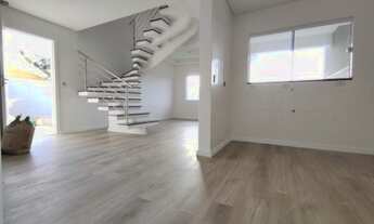 Imagem 5: Sobrado de esquina no Pinheirinho com três quartos e amplo espaço de terreno