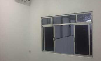 Imagem 3: Galpão para aluguel tem 400 metros quadrados com 5 salas