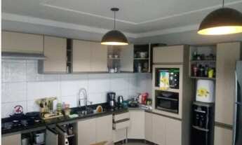 Imagem 3: Casa à venda no bairro Rio Vermelho, com acabamento refinado