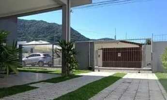 Imagem 2: Casa à venda no bairro Rio Vermelho, com acabamento refinado