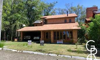Imagem: Casa em Estilo Colonial em Condomínio Fechado