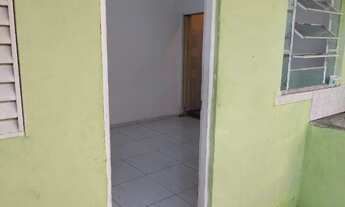 Imagem 4: Uma edícula com dois cômodos e um banheiro grande, quintal