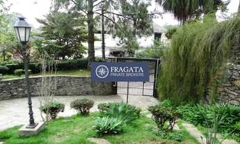 Imagem 5: Casa ensolarada, claridade natural, com muito verde