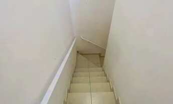 Imagem 2: Sobrado Mobiliado em Condomínio, Primeira Casa com Sacada, Apenas 200 Metros da Pista