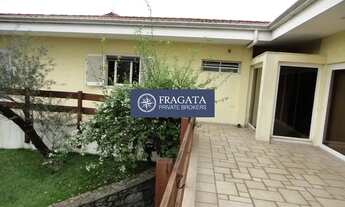 Imagem 7: Casa ensolarada, claridade natural, com muito verde