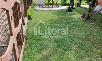 Imagem 4: Belíssima casa com pergolado e amplo pátio com jardinagem no Centro de Imbé