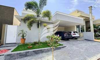 Imagem: Casa com piscina e placa fotovoltaica à